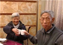 不放弃—77岁肖大妈与81岁黄大爷成功牵手
